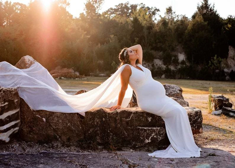 Modelo usando el vestido azul en exteriores