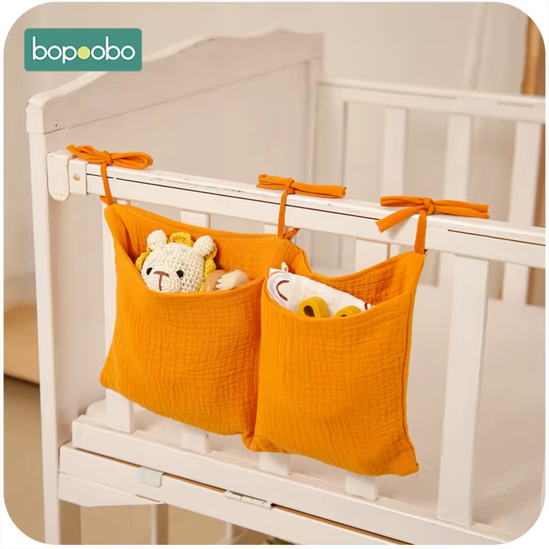 Bolsa organizadora de lino con diseño de leopardo colgada en cuna