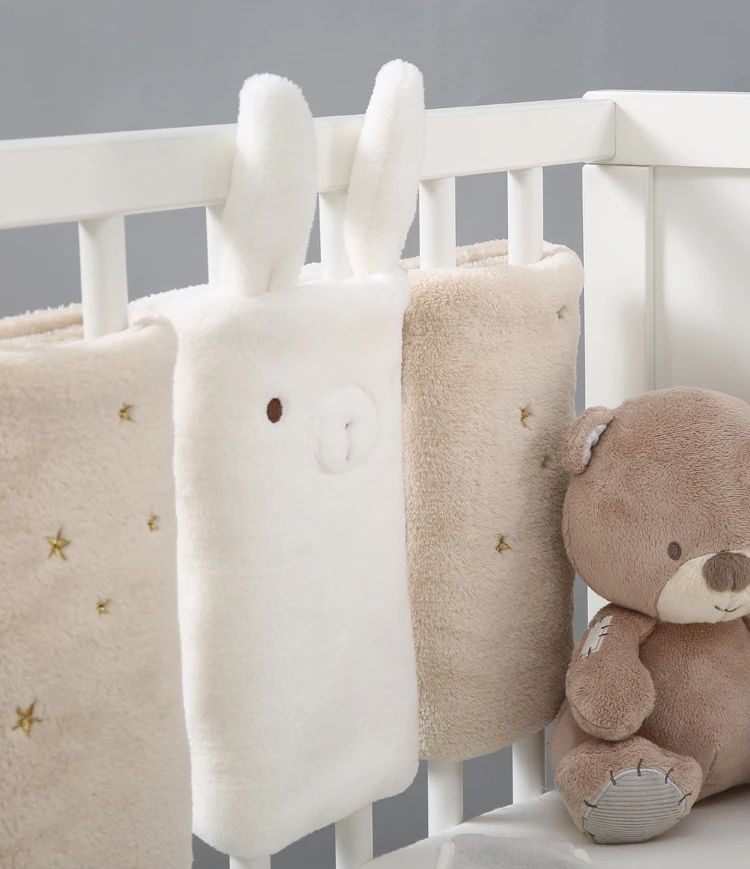 Protectores instalados en cuna con decoración infantil