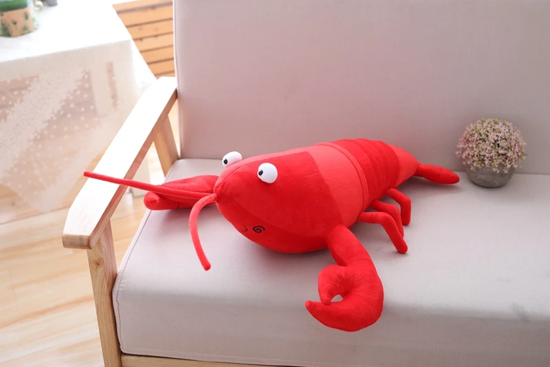 Langosta de peluche usada como almohada decorativa