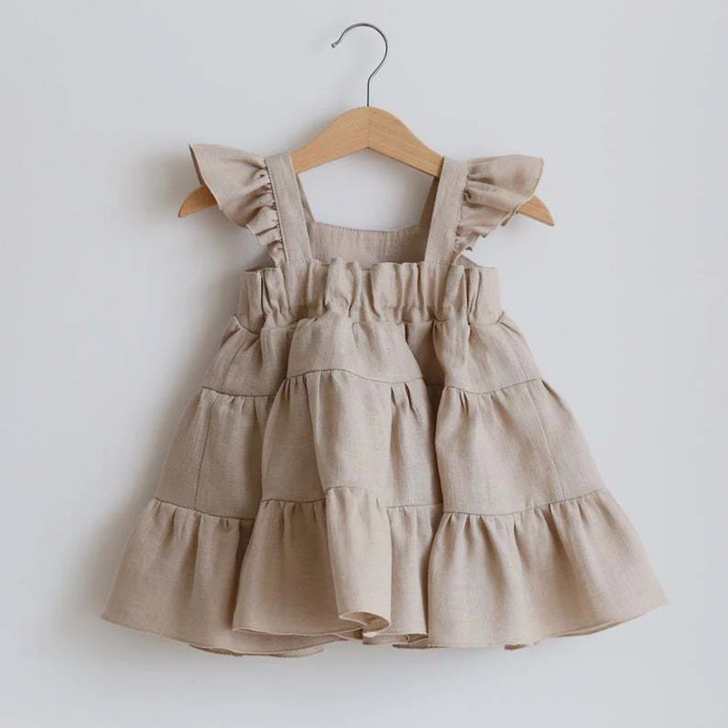 Vestido de lino y algodón con tirantes y volantes para niña