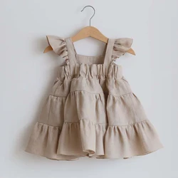 Vestido de lino y algodón con tirantes y volantes para niña