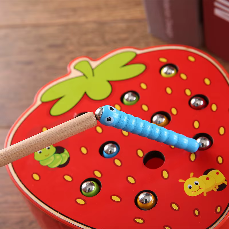 Tablero de madera con peces de colores para pescar