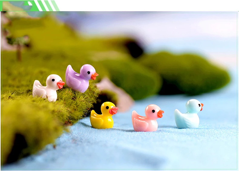 Patitos amarillos sobre superficie blanca