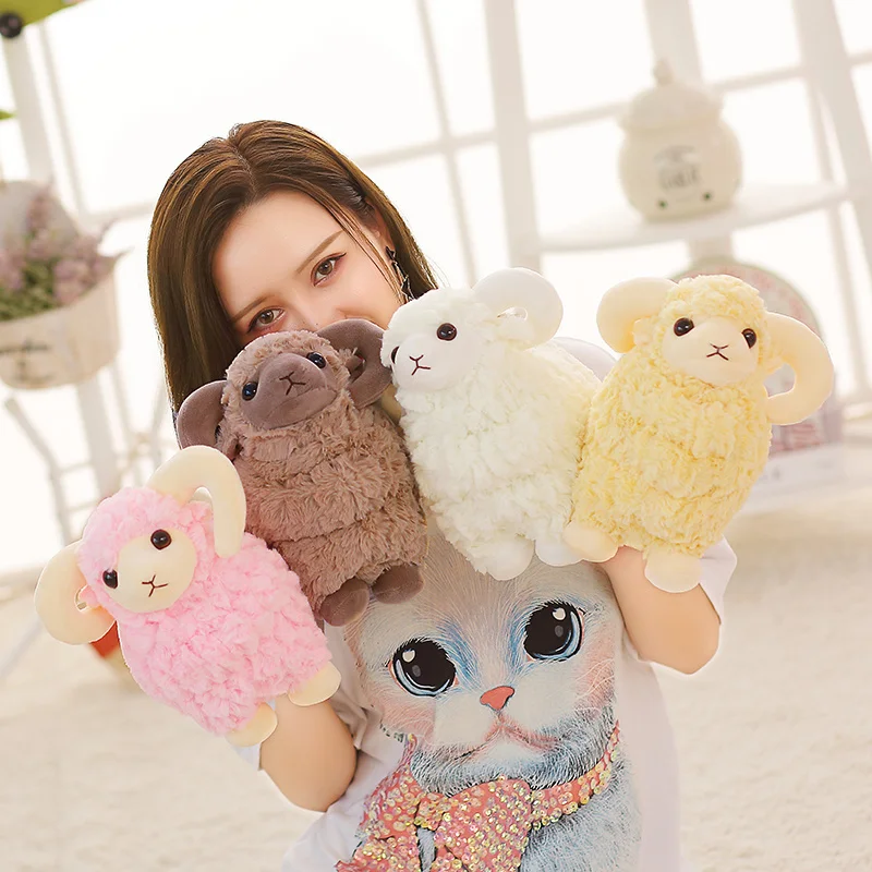 Detalle del peluche de oveja