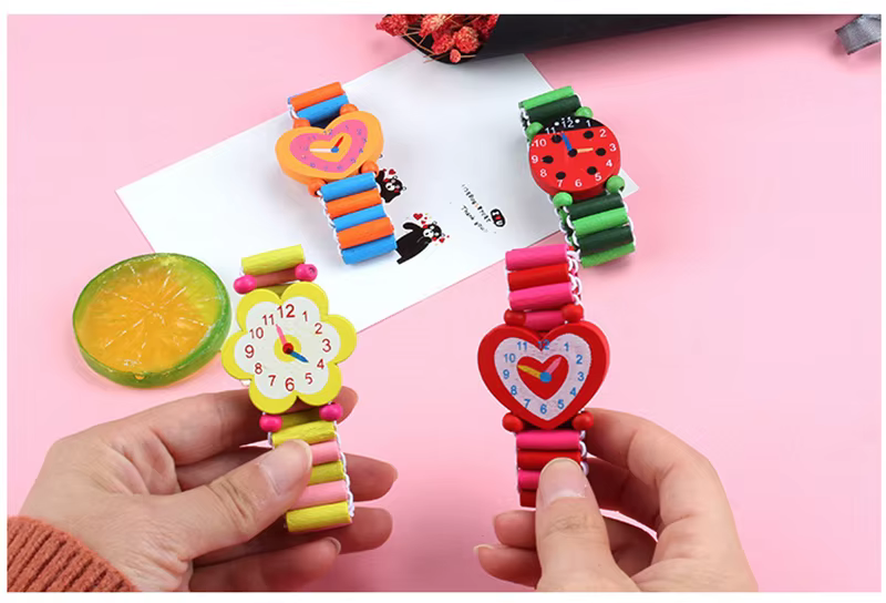 Niña jugando con pulsera de reloj de madera