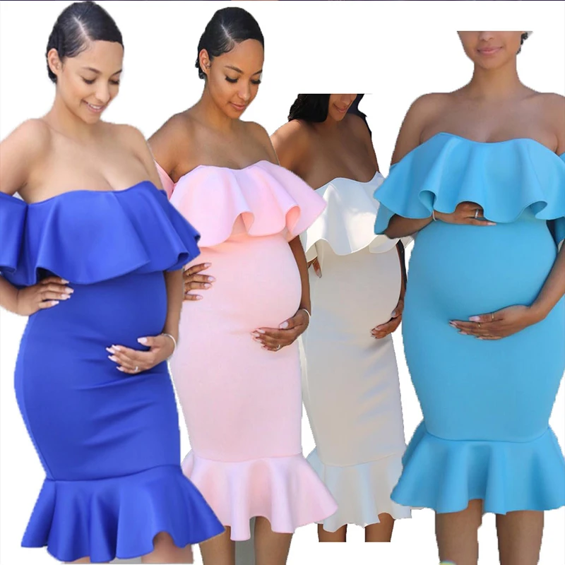 Detalle de la tela y ajuste del vestido de maternidad