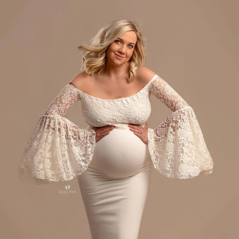 Detalle de encaje y caída del vestido de maternidad