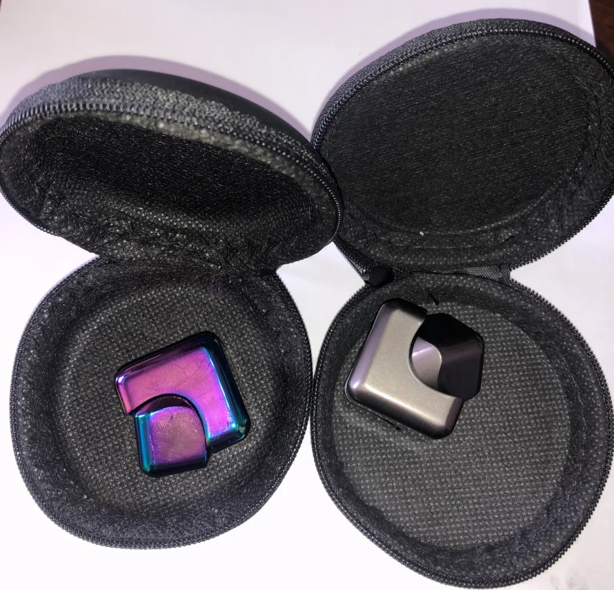 Spinner metálico en mano mostrando su giro