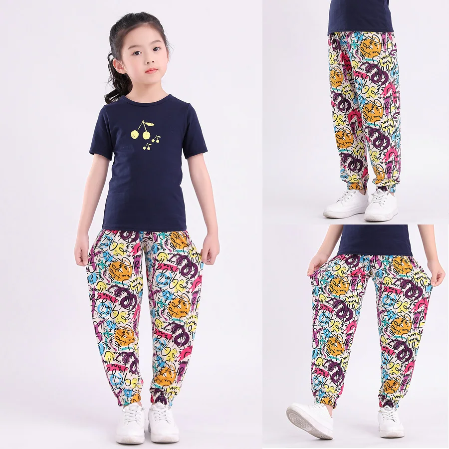 Pantalón extendido mostrando el estampado floral completo