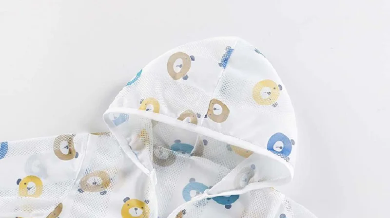 Chaqueta infantil en uso durante juego al aire libre