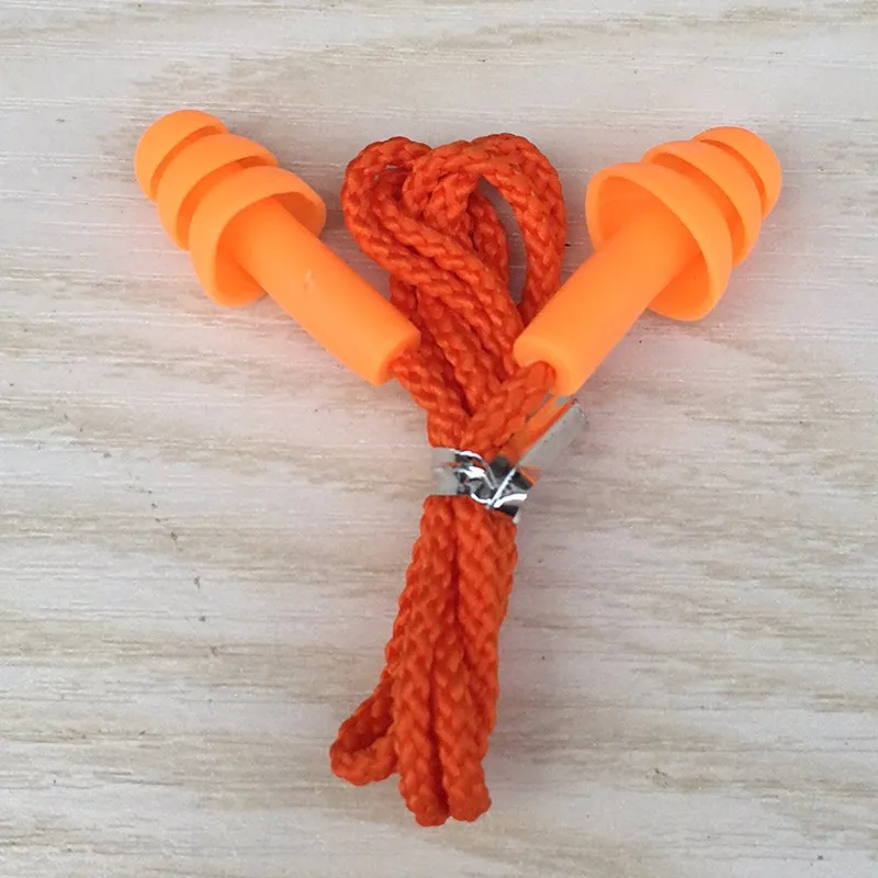 Tapón de silicona junto a un tapón de espuma para comparación