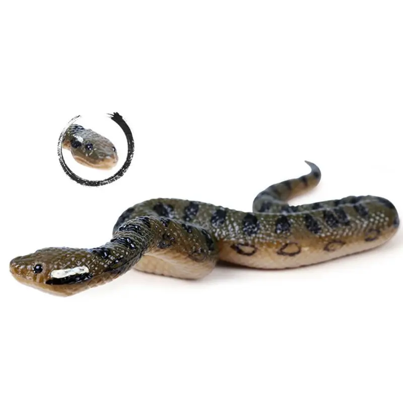 Serpiente sobre fondo verde resaltando su color