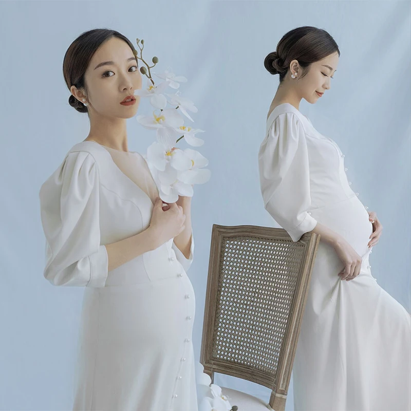 Vestido de maternidad blanco elegante para fotos en estudio