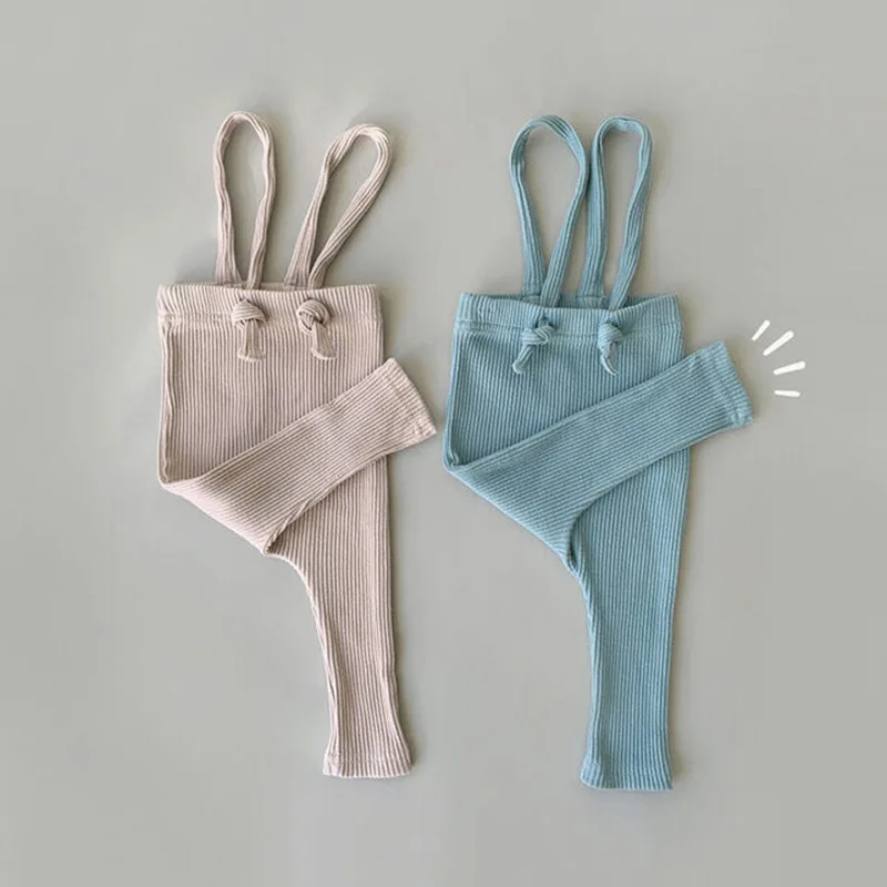 Detalle de la cintura elástica de los leggings