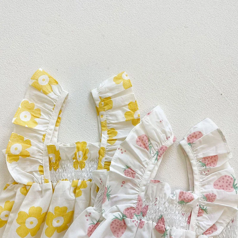 Detalle del estampado floral del mono