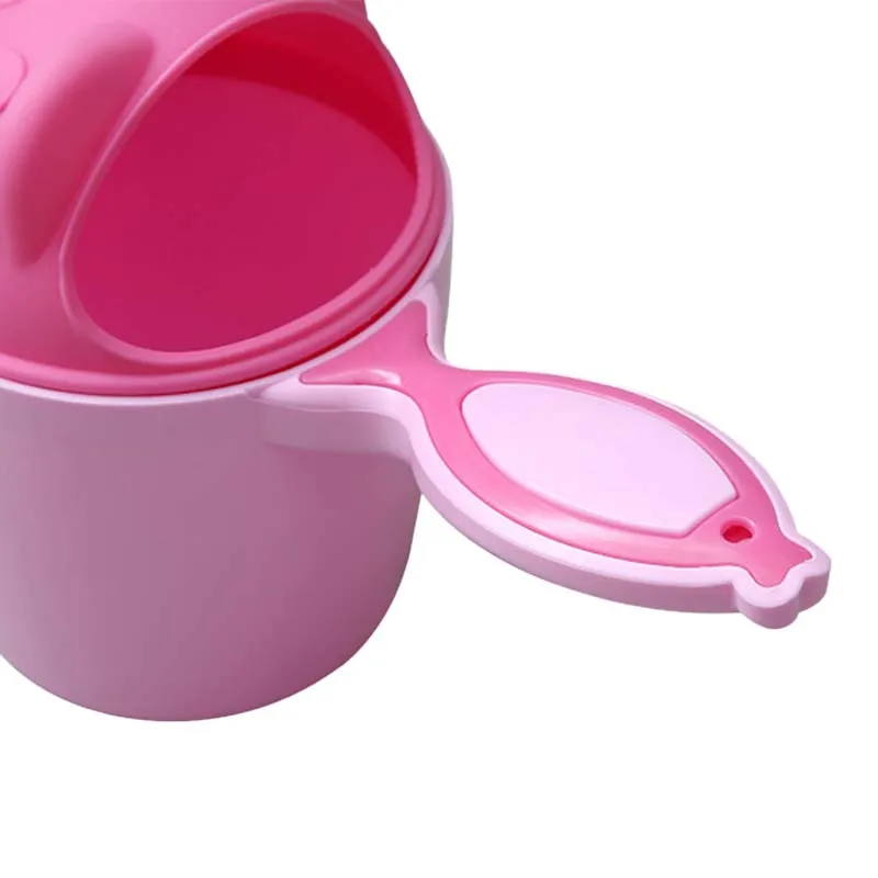 Detalle del mango ergonómico y tamaño compacto de la taza