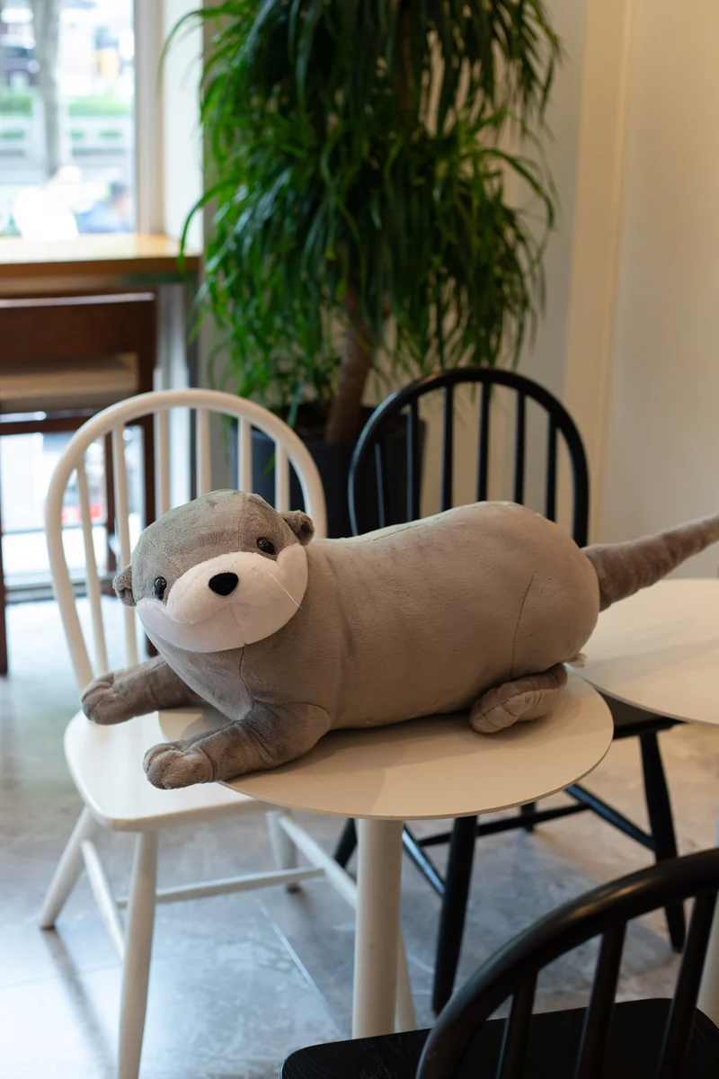 Peluche usado como almohada decorativa en un entorno infantil