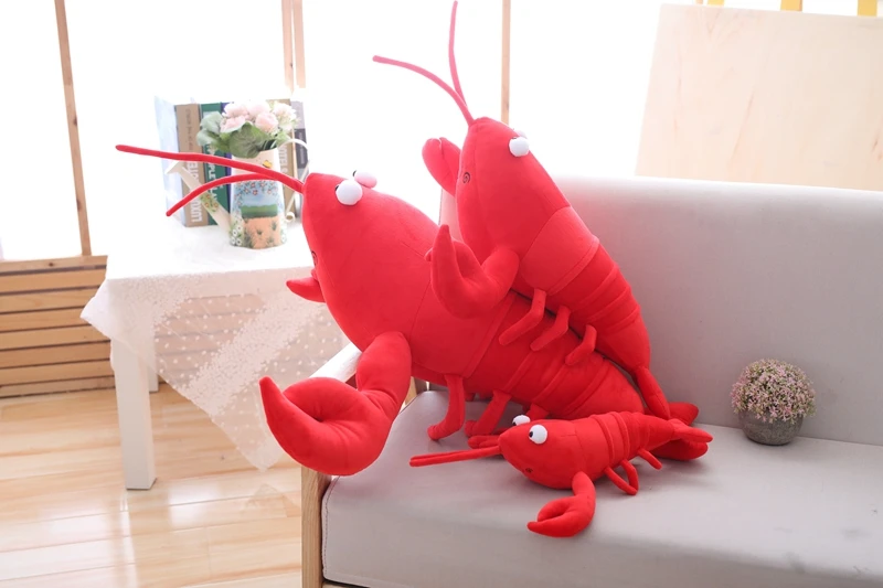 Detalle del peluche de langosta mostrando su textura suave