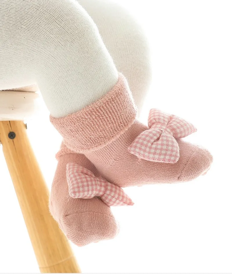 Calcetines antideslizantes en tonos suaves