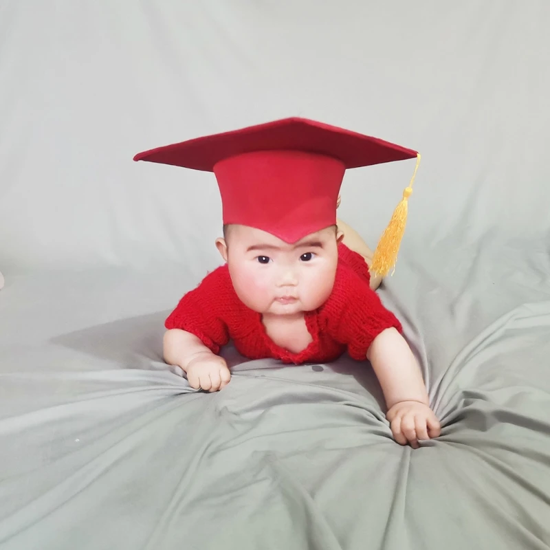 Gorro de graduación en tonos rojo y negro