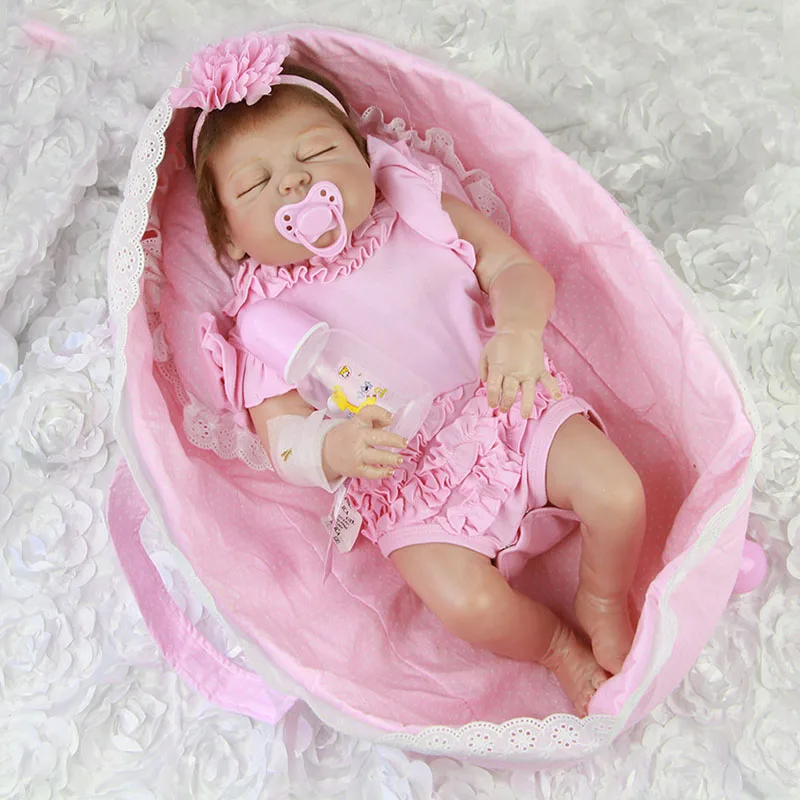 Muñeca reborn dormida con manta