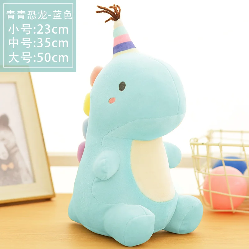 Detalle del peluche de dinosaurio para abrazar
