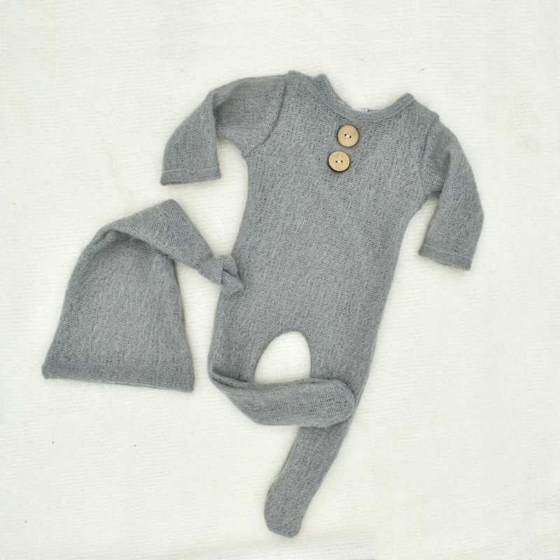 Conjunto de pelele y gorro en tono neutro sobre fondo blanco