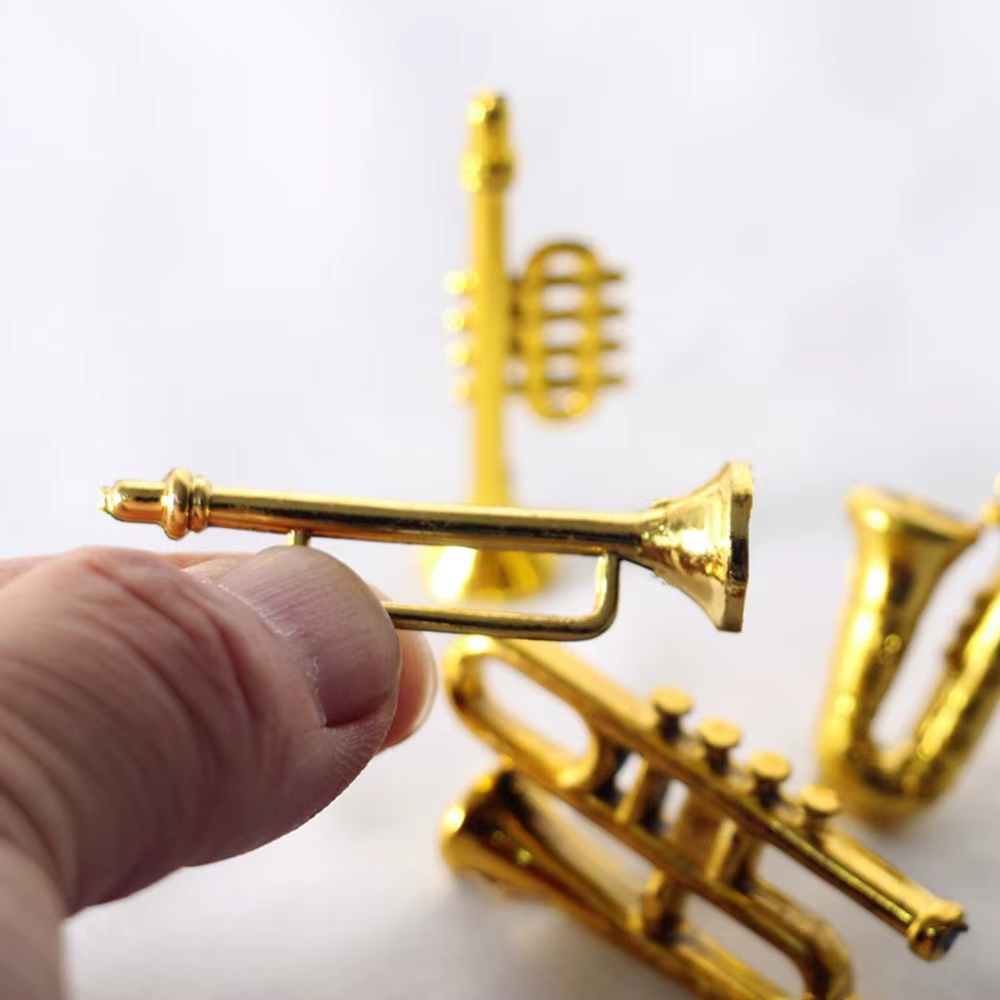 Detalles de piano y guitarra en miniatura