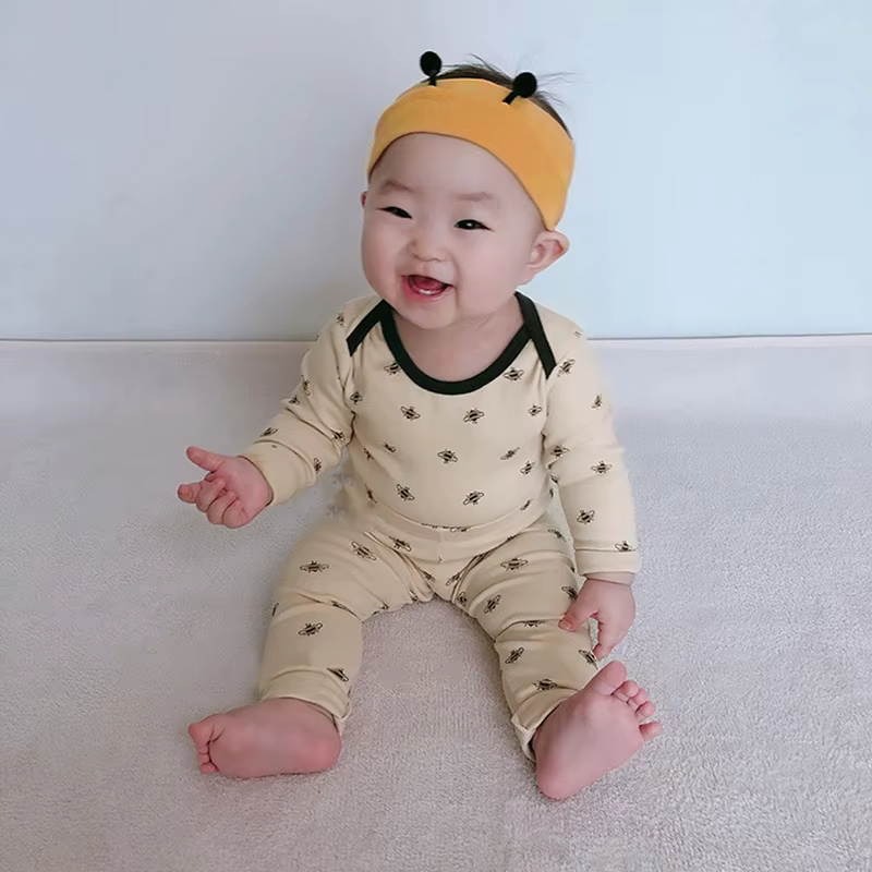 Bebé con pijama de abeja MILANCEL