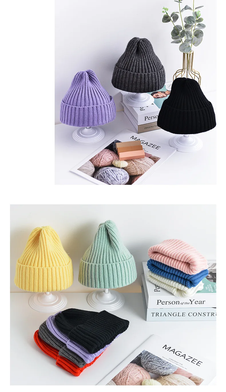 Bebé con gorro de punto beige en primer plano