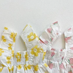 Mono veraniego floral con sombrero para bebé niña