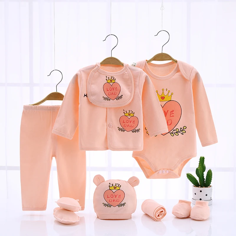 Detalle de las prendas del conjunto de algodón para recién nacido con estampados suaves