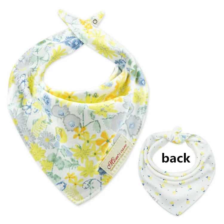 Babero bandana con bordados en algodón suave