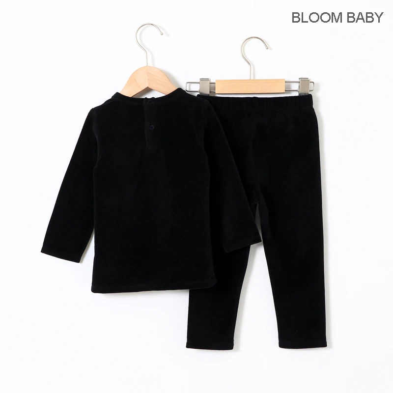 Conjunto terciopelo negro para bebé con parches estrella y corazón