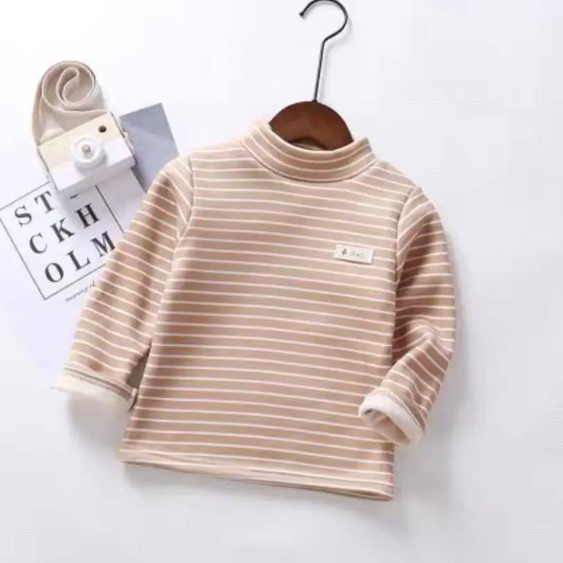 Niño usando la sudadera en exterior