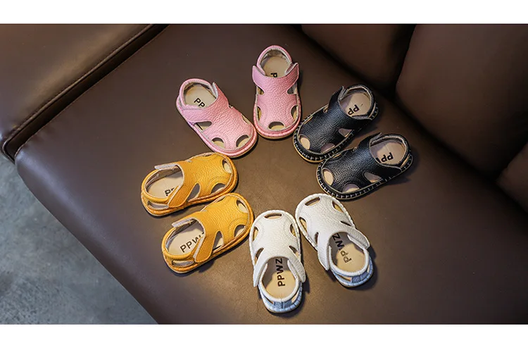 Sandalias de playa para niños en diferentes ángulos