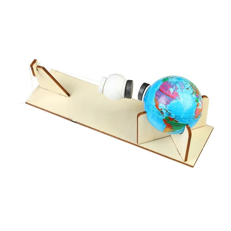 Modelo educativo del sistema Tierra-Luna en madera