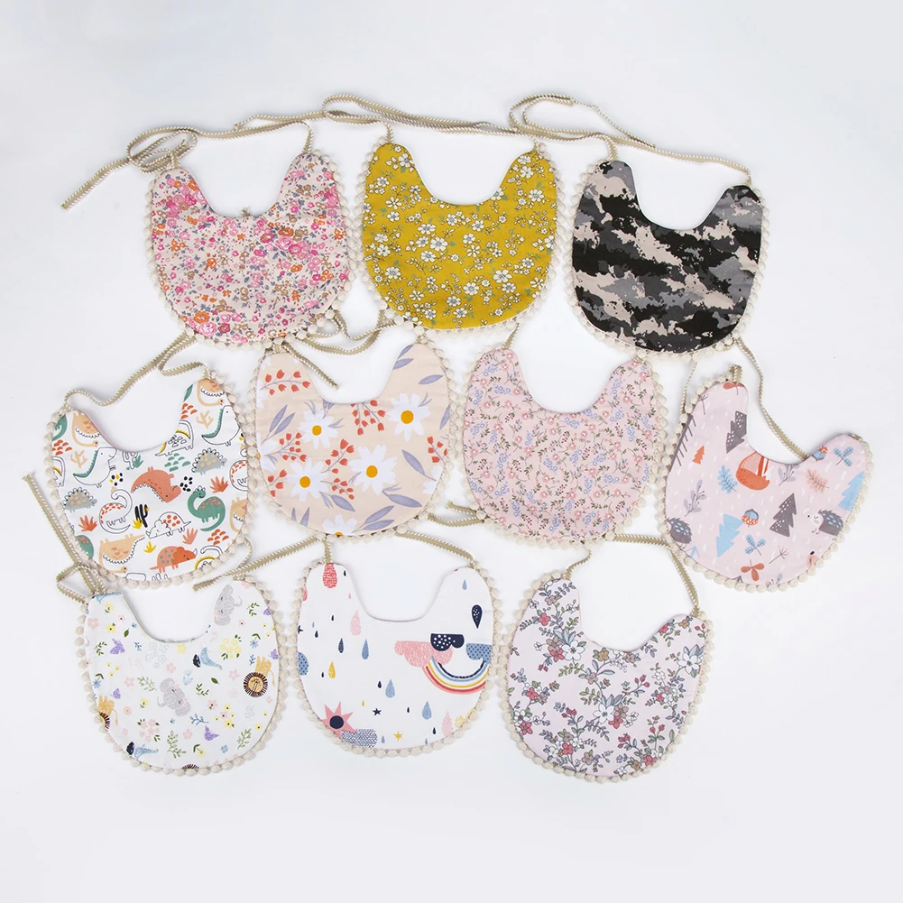 Babero de dos pisos con estampado floral y animal