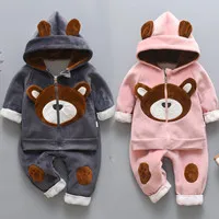 Detalle del conjunto infantil con capucha y pantalón