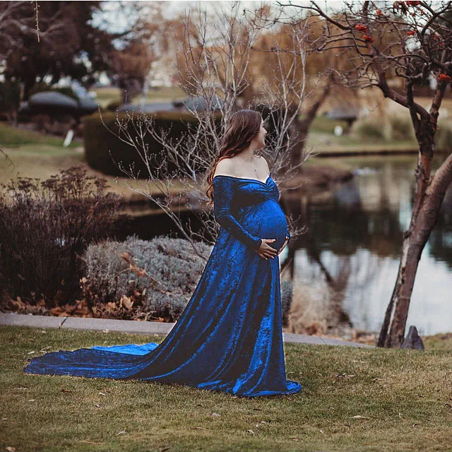 Detalle del estilo sexy y favorecedor en vestido de maternidad