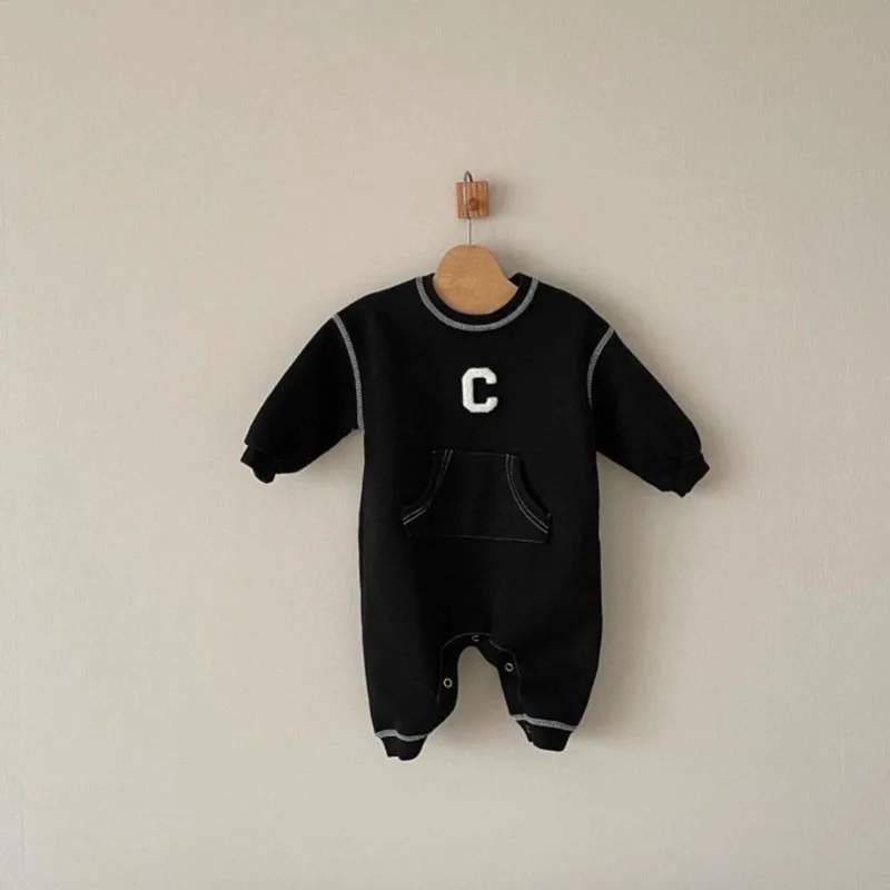 Pelele infantil con bordado de letras