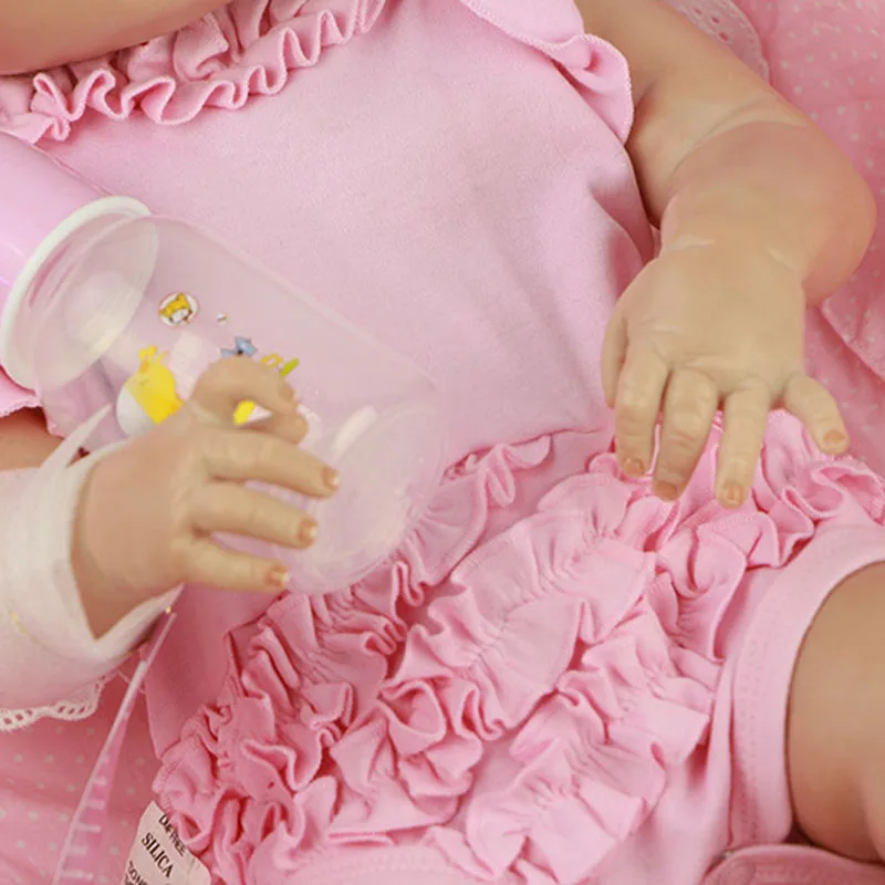 Muñeca con ropa y accesorios