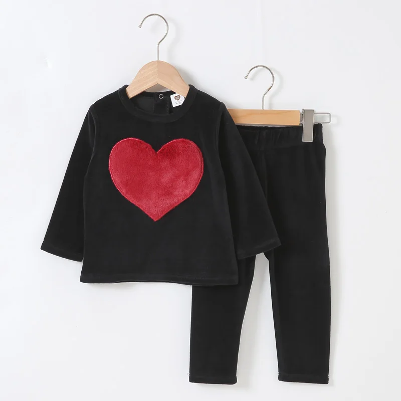 Conjunto terciopelo negro para bebé con parches estrella y corazón - imagen 2