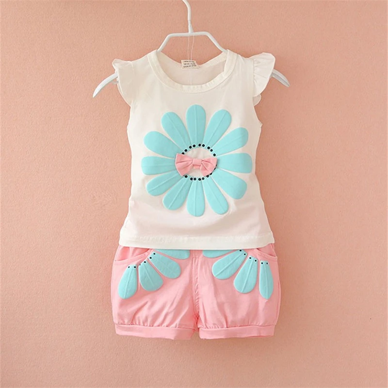 Conjunto chaleco floral y shorts de algodón para niño