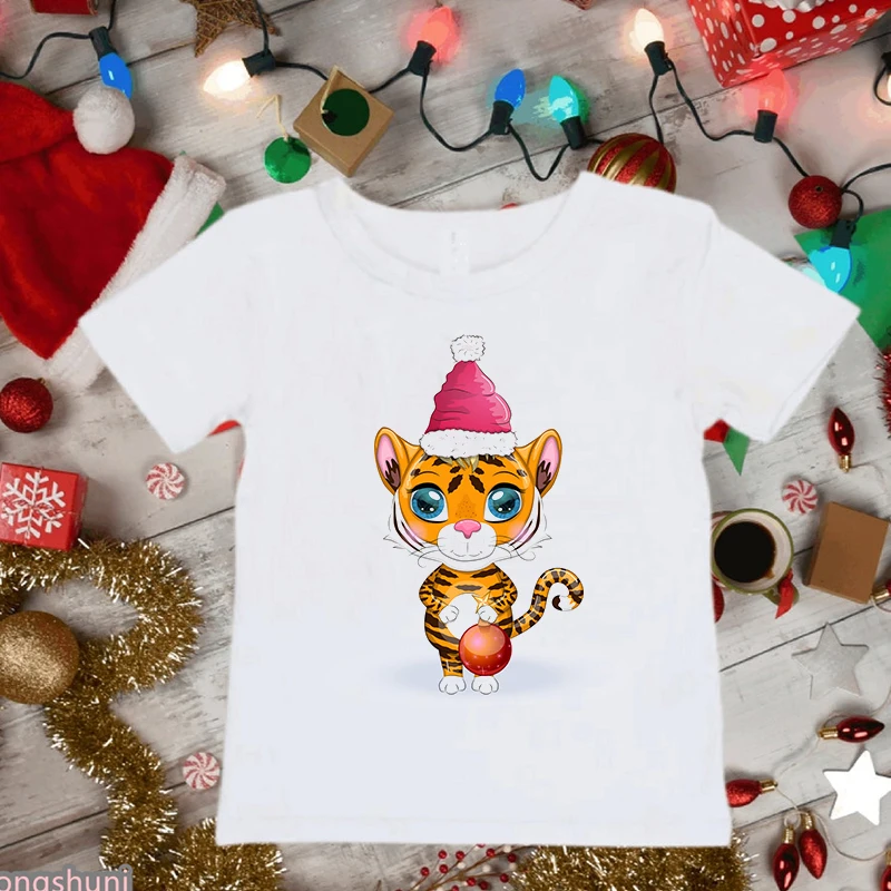 Diseño de tigre kawaii navideño en varias versiones