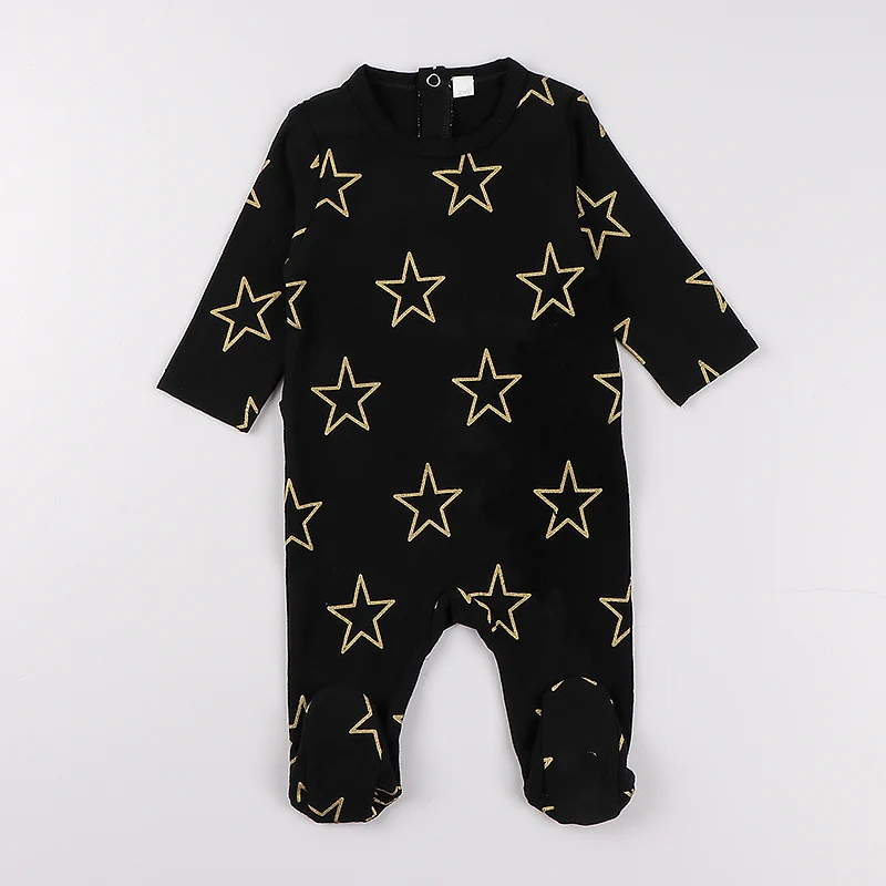 Detalle del pelele negro con estrellas
