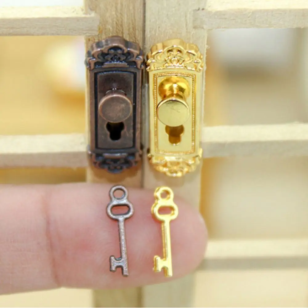 Cerradura y llaves de latón vintage para casa de muñecas