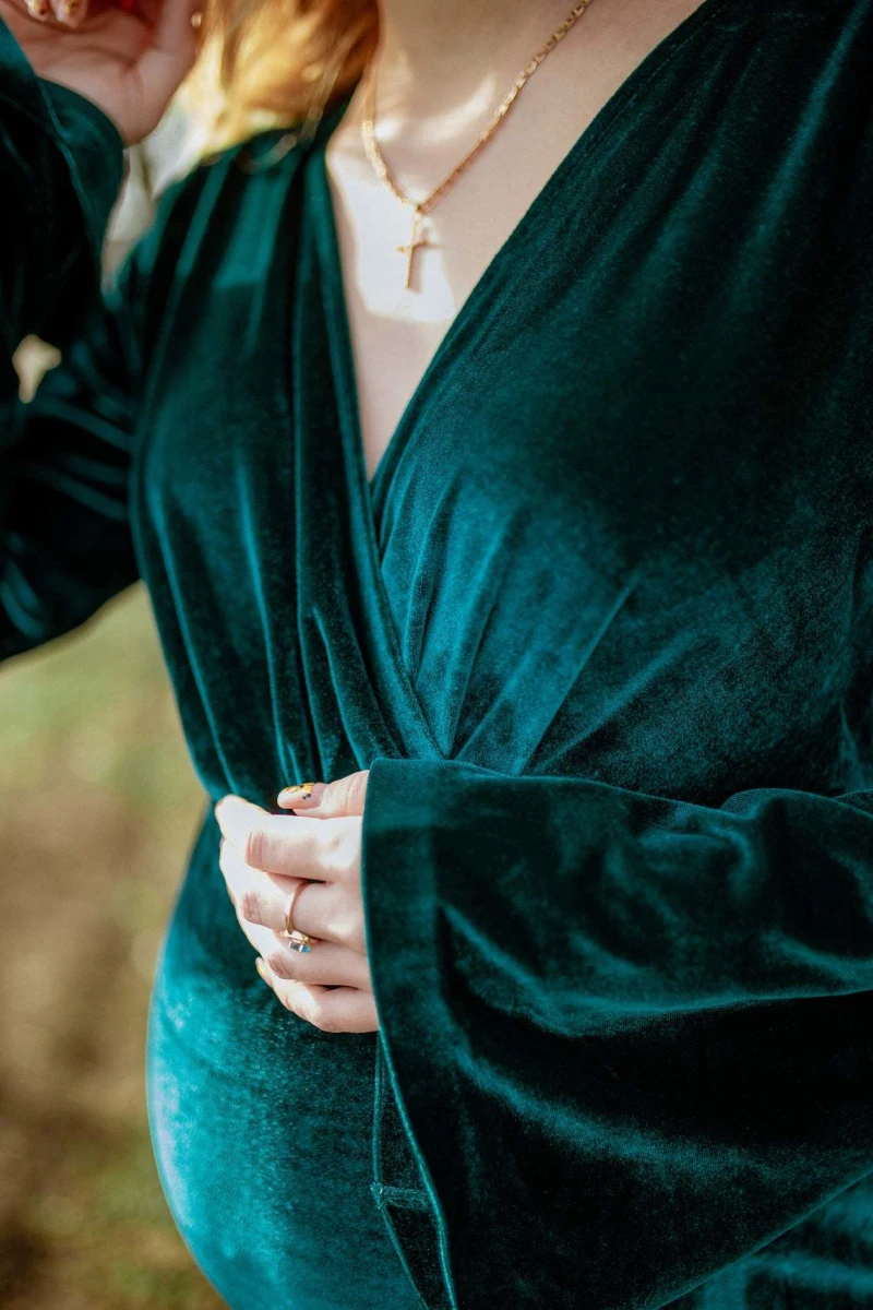 Vestido de embarazo elegante de terciopelo para sesión de fotos - imagen 5