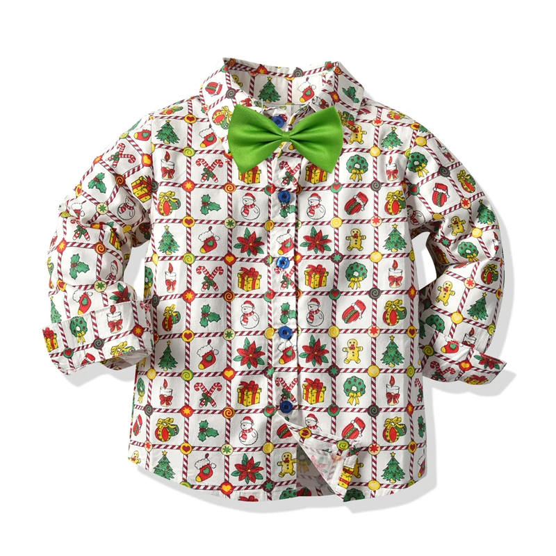 Niño usando camisa a cuadros en exterior